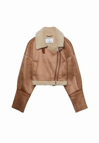 Kortere bruine shearling jas met een beige bontkraag, ritssluiting en twee zijzakken. Zachte textuur met zichtbare stikdetails.