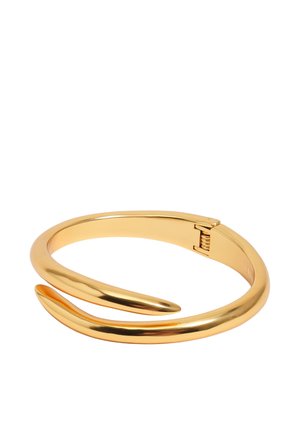 Bransoletka z metalu w kolorze złota w kształcie zakrzywionego gwoździa z zawiasowym zapięciem, gładkie polerowane wykończenie, prezentowana na białym tle.