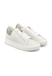 Białe skórzane sneakersy o gładkiej fakturze, okrągłym nosku i sznurowanym zapięciu. Obcas zdobiony metalowymi akcentami.