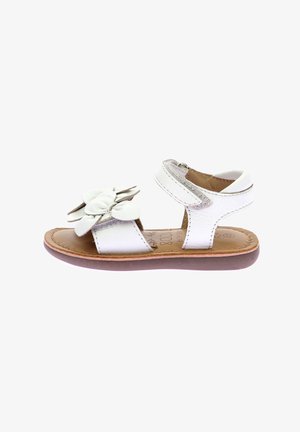 Sandal in pelle bianca con decorazioni floreali, cinturino regolabile, design open toe e suola in gomma marrone, caratterizzata da una finitura liscia e testurizzata.