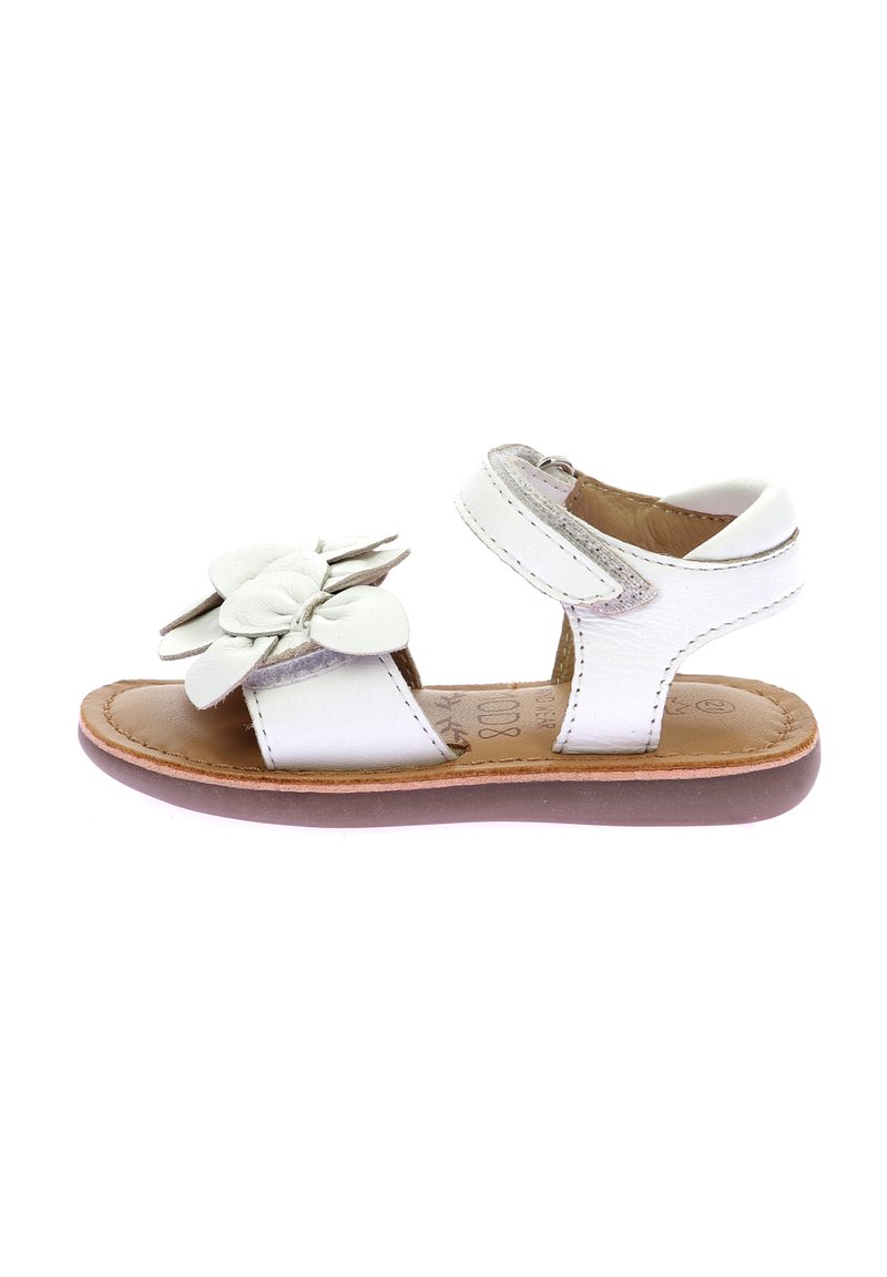 Sandal in pelle bianca con decorazioni floreali, cinturino regolabile, design open toe e suola in gomma marrone, caratterizzata da una finitura liscia e testurizzata.