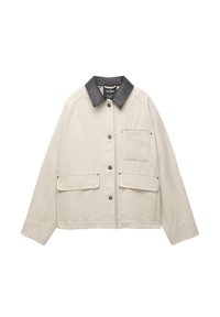 Lichtbeige jas met een zwarte leren kraag, knopen aan de voorkant, twee grote zakken en een gestructureerde stof. Casual, oversized pasvorm.