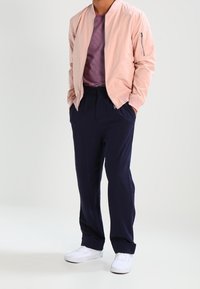 Lindbergh Jednoduché tričko - berry