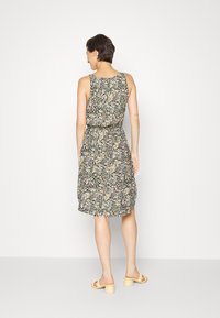 Vestido com estampado floral, com cintura ajustada, sem mangas e saia até ao joelho. Fundo escuro com flores cor-de-rosa e amarelas, tecido suave.