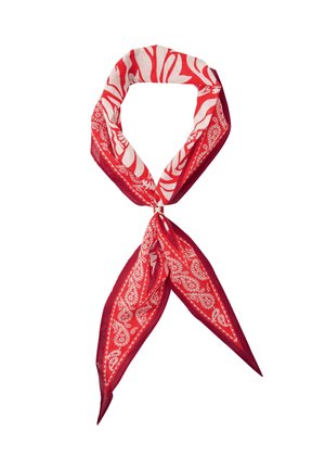 Foulard bandana rouge avec des motifs paisley blancs et des rayures zébrées, noué en un nœud lâche.