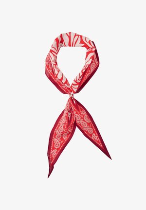 Rødt tørklæde med bandana-mønster i hvid paisley og zebra-striber, bundet i en løs knude.