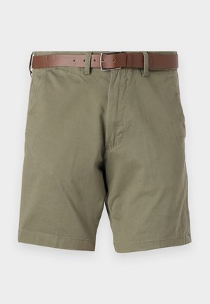 Shorts vert olive en tissu, dotés d'une ceinture en cuir marron, de poches avant et d'un ourlet droit. Texture lisse et design décontracté.