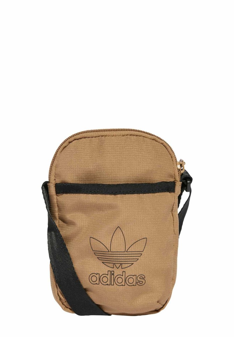 Borsa a tracolla in tessuto marrone con chiusura a zip, cinturino nero e logo Adidas stampato sul fronte. Forma compatta e rettangolare.