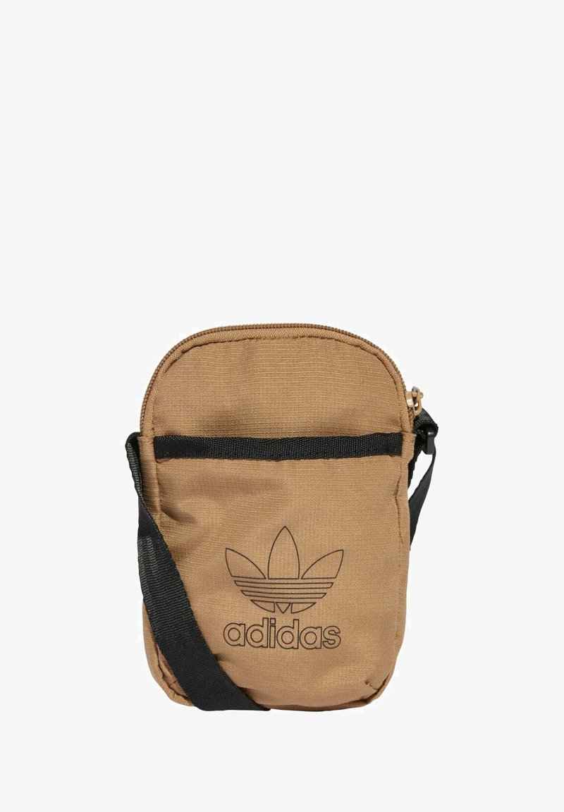Borsa a tracolla in tessuto marrone con chiusura a zip, cinturino nero e logo Adidas stampato sul fronte. Forma compatta e rettangolare.