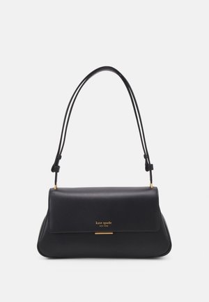 Bolsa de couro preta com uma forma curva, alças duplas ajustáveis e um logótipo dourado da marca na frente. Textura suave, design minimalista.