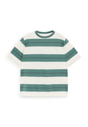 T-shirt à manches courtes avec col rond, larges rayures horizontales vertes et blanches et fines lignes noires sur fond blanc.