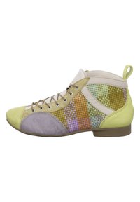 Scarpa alta colorata caratterizzata da una combinazione di pelle testurizzata, inclusi verde, giallo, lavanda e accenti metallici, con un design con lacci.