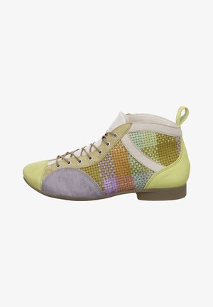 Scarpa alta colorata caratterizzata da una combinazione di pelle testurizzata, inclusi verde, giallo, lavanda e accenti metallici, con un design con lacci.