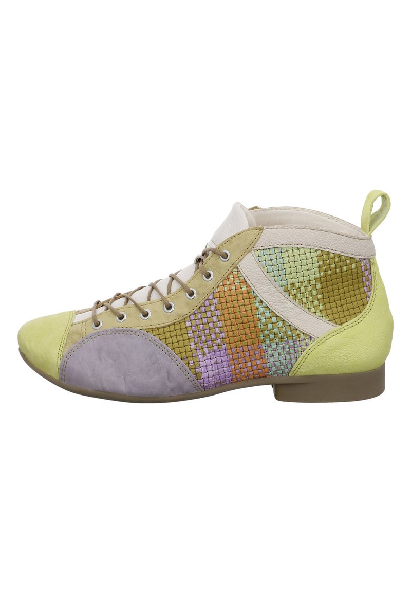 Scarpa alta colorata caratterizzata da una combinazione di pelle testurizzata, inclusi verde, giallo, lavanda e accenti metallici, con un design con lacci.