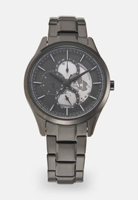 Orologio da uomo con cinturino in acciaio inox nero, cassa rotonda, quadrante scuro e tre sotto-quadranti. Notevole per il suo design elegante e gli accenti argentati.