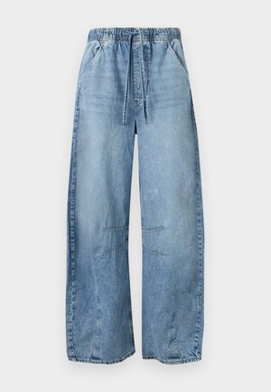 Pantalon en jean bleu clair à jambes larges avec taille élastique et cordon, poches avant et détails cousus aux genoux.