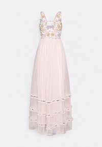 Vestido maxi de tela rosa claro con bordados florales en el torso, escote en V profundo, dobladillo con volantes en capas y textura translúcida.
