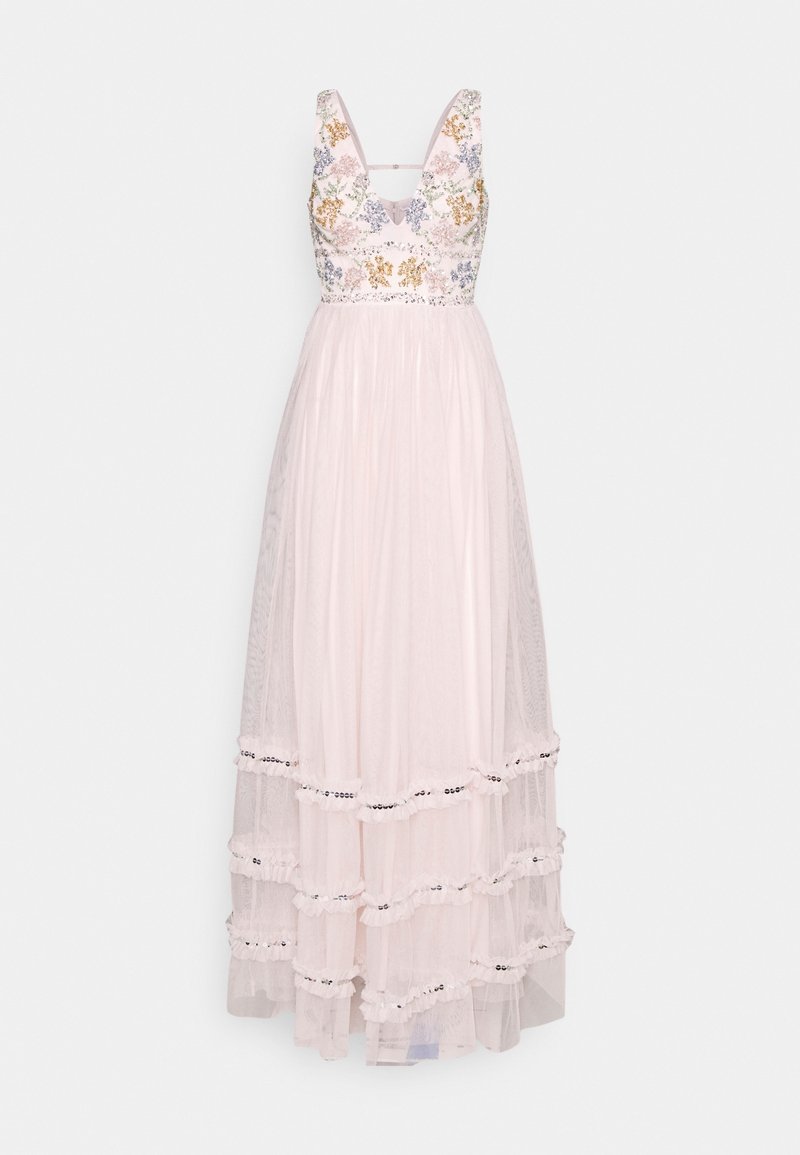 Vestido maxi de tela rosa claro con bordados florales en el torso, escote en V profundo, dobladillo con volantes en capas y textura translúcida.