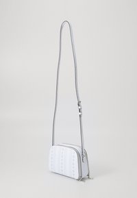 Borsa a tracolla in pelle bianca con forma arrotondata, decorata con motivi floreali perforati, hardware argentato e tracolla regolabile.