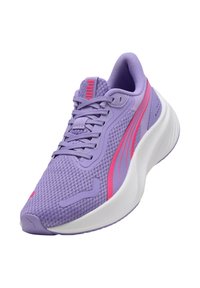 Lila Sport- schuh mit Mesh-Obermaterial, pinken Akzenten und gepolstertem Kragen. Ausgestattet mit leichter Sohle und strukturierten Mustern für besseren Halt.