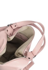 Borsa a tracolla in pelle rosa con zip argentata, due manici e interno in tessuto beige visibile con etichetta cucita all'interno.