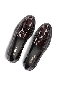 Bordeaux glanzende leren loafers met een platte zool, voorzien van een decoratieve kwastaccent en een afgerond te ontwerp. Merkenlogo aan de binnenkant.
