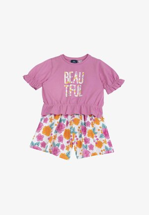 Haut à manches courtes rose avec un design de texte "BEAUTIFUL" ; associé à un short à motif floral blanc, avec des accents orange, rose et vert.
