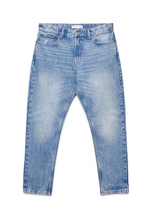 Jeans in denim azzurro chiaro sbiadito con tasche frontali, passanti per cintura e chiusura con bottoni, distesi su sfondo bianco.