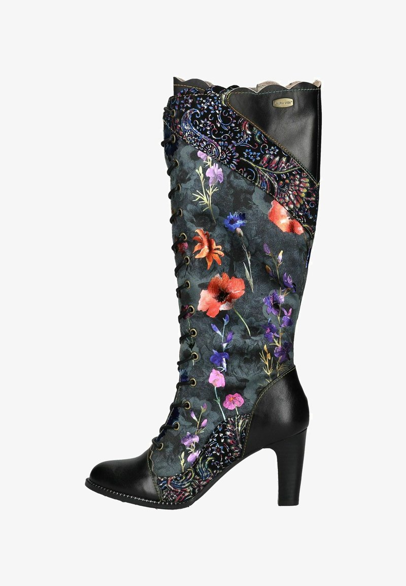 Bottes noires montantes avec un extérieur en tissu floral orné de broderies colorées, un laçage à l'avant et un talon haut effilé.