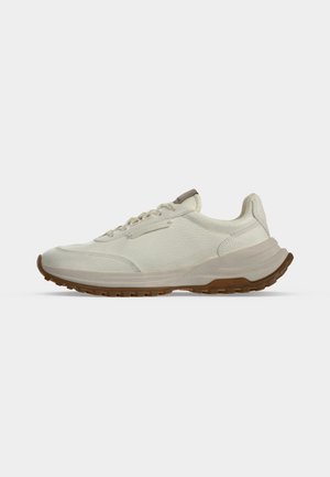 Beige læder sneaker med snørelukning foran, polstret krave og tekstureret brun sål designet til casual brug.