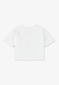 Άσπρο κοντό t-shirt από βαμβάκι. Διαθέτει κοντά μανίκια και στρογγυλή λαιμόκοψη. Η πλάτη είναι απλή, χωρίς ορατό σχέδιο ή μοτίβα.