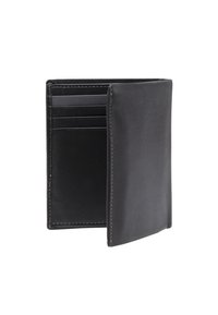 Cartera de piel negra con textura suave, que cuenta con cuatro ranuras para tarjetas y un diseño bifold. Los bordes cosidos proporcionan durabilidad.