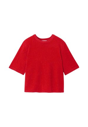 Haut en maille rouge à manches courtes avec encolure ronde, présentant un léger scintillement et une coupe décontractée. Texture douce et détails minimalistes.