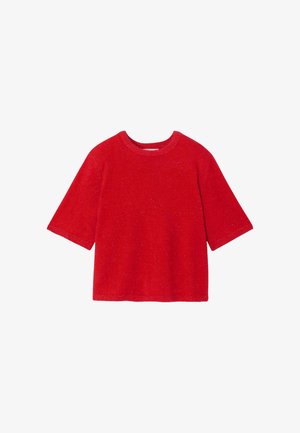 Haut en maille rouge à manches courtes avec encolure ronde, présentant un léger scintillement et une coupe décontractée. Texture douce et détails minimalistes.
