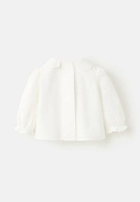 Bela bombažna bluza s kratkimi rokavi in nabranimi rokavi, ovratnik z valovitimi robovi ter zapiranjem na gumbe na hrbtni strani; teksturirana tkanina z nežno površino.