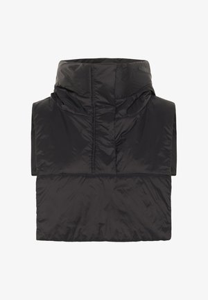 Sort polstret vest med høj krave og hætte. Har en glat, skinnende overflade og horisontale syninger over brystet.