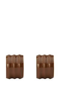 Brūnas sveķu riņķa auskari ar viļņotu tekstūru, kas piedāvā spīdīgu virsmu un cilindrisku formu. Katrs auskarš ir vienota dizaina.