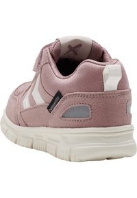 Rosa Sneaker mit Obermaterial aus strukturiertem Stoff, weißen Akzenten, einem Klettverschluss und einem gepolsterten Kragen. Verfügt über eine Gummisohle mit Profildesign.