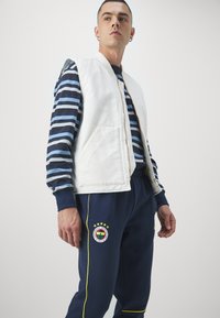 Puma FENERBAHCE ISTANBUL CASUALS PANTS - Klubové oblečení - club navy/speed yellow