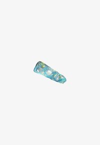 Un roccia allungata e texture che ricorda un cristallo, caratterizzata da una gradazione di blu con accenti iridescenti e una finitura superficiale liscia.