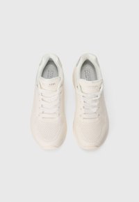 Le sneakers bianche Skechers presentano una tomaia in mesh traforato, punta rotonda, colletto imbottito, lacci piatti e una suola testurizzata.