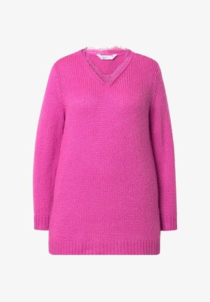 V-hals trui in felroze, met een losse gebreide textuur en lange mouwen. De zoom is geribbeld en heeft een iets oversized pasvorm.