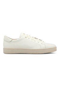 Sneakers bianchi in pelle a basso profilo con punta tonda, chiusura con lacci e suola in gomma beige. Presentano un logo discreto sul lato. Texture liscia.