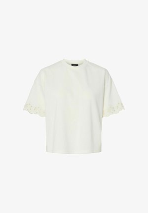 Fehér, rövid ujjú blúz hullámos szegélyekkel és virágmintás kivágott hímzéssel az ujjakon, kerek nyakkivágás, laza szabás.