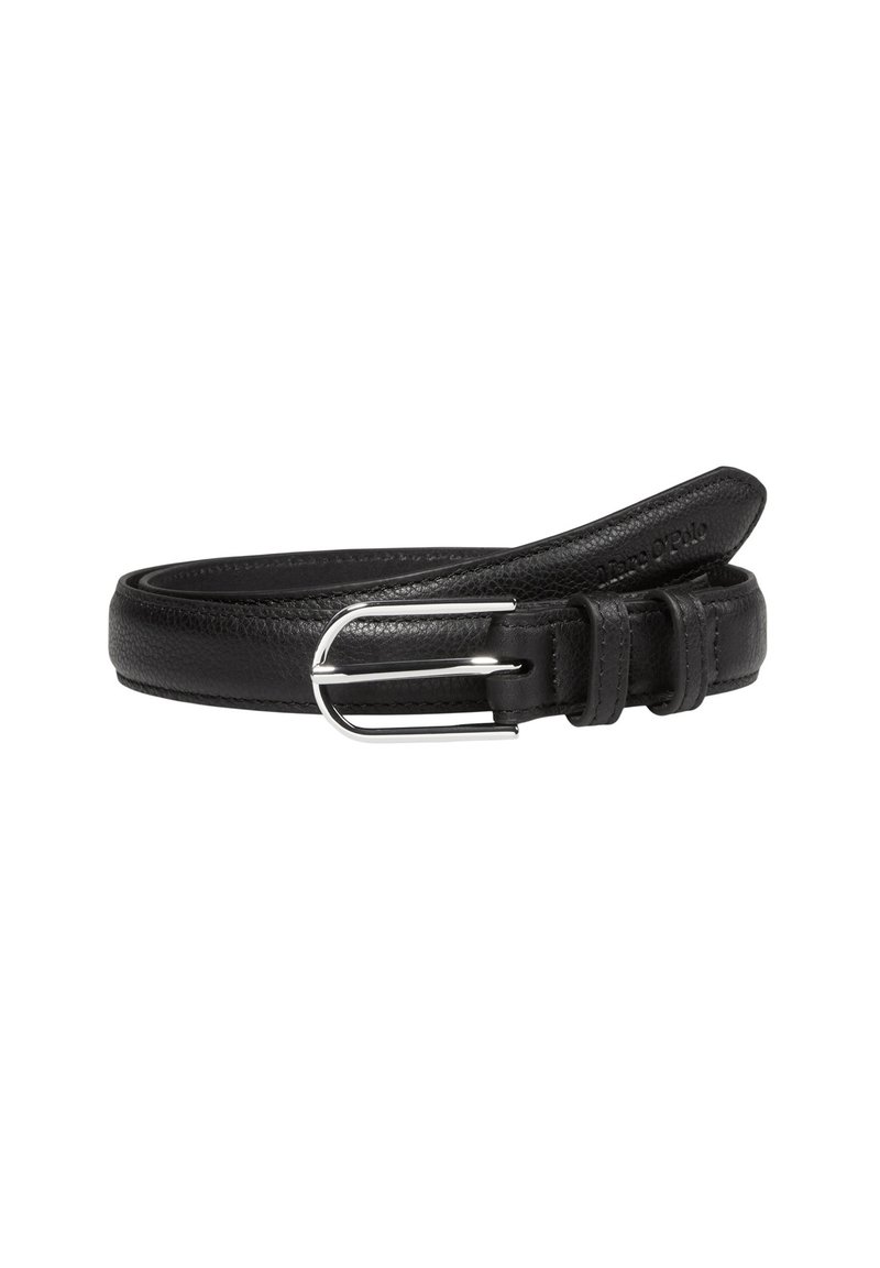 Zwarte leren riem met een zilveren, afgeronde rechthoekige gesp, opgerold met zichtbare stiksels en twee riemlussen.