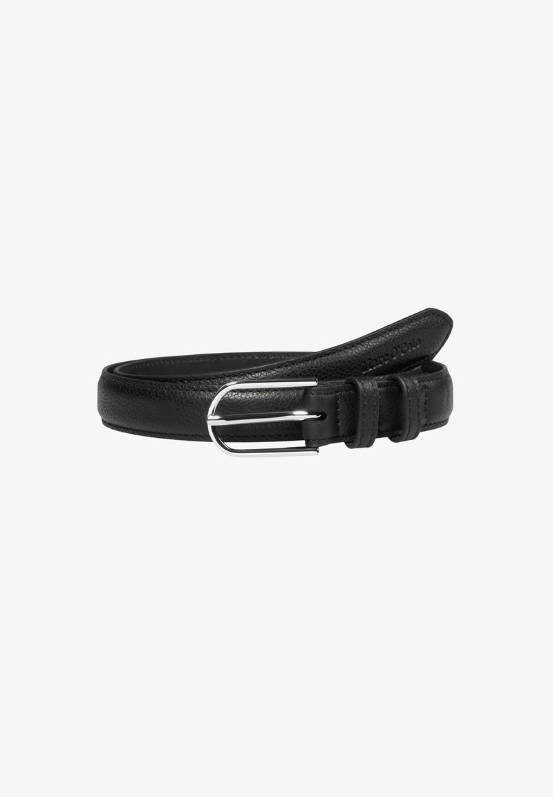 Zwarte leren riem met een zilveren, afgeronde rechthoekige gesp, opgerold met zichtbare stiksels en twee riemlussen.