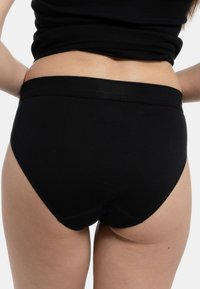 Schwarze Baumwollslips mit glatter Textur, elastischem Bund und klassischem Vollschutzdesign. Eignet sich für den täglichen Gebrauch.