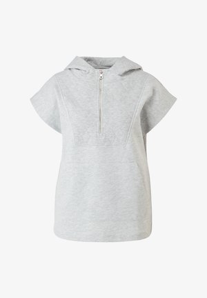 Jasnoszara pikowana bluza z krótkim rękawem i kapturem, z przednim półzamkiem i kieszenią kangura, prezentowana na jednolitym, białym tle.