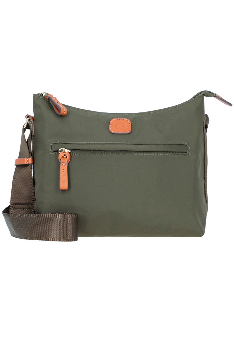 Borsa a tracolla in nylon verde oliva con un manico marrone. Presenta una tasca frontale con zip e un accento in pelle con logo. Texture liscia, design pratico.