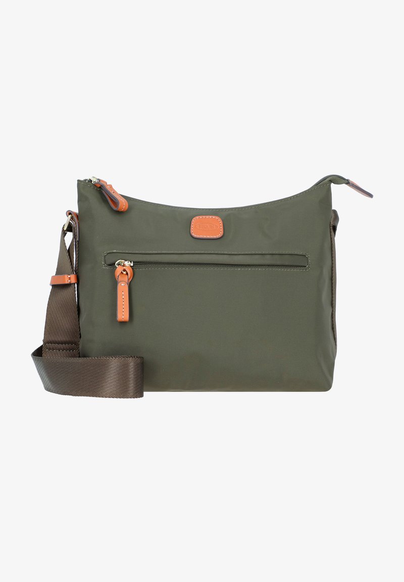 Borsa a tracolla in nylon verde oliva con un manico marrone. Presenta una tasca frontale con zip e un accento in pelle con logo. Texture liscia, design pratico.